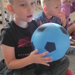 Poznajemy siebie - projekt edukacyjny- chłopiec trzyma piłkę