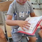 Poznajemy siebie - projekt edukacyjny- dziecko ogląda książeczkę