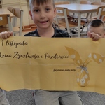 Dzień życzliwości- chłopiec prezentuje plakat