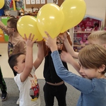 Dzień życzliwości- dzieci z balonami