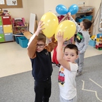 Dzień życzliwości- dzieci z balonami