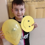 Dzień życzliwości- dziecko z balonem i emotka