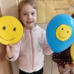 Dzień życzliwości- dziecko z balonem i emotka
