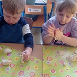 Skąd się bierze chleb? -zajęcia edukacyjne- dzieci przy stoliku