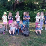Sprzątanie świata- dzieci siedzą na trawie