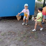 Sprzątanie świata- dzieci sprzątają plac zabaw