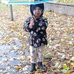 Jesienna pogoda- dziecko z parasolem