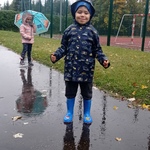 Jesienna pogoda- dzieci w ubraniach przeciwdeszczowych