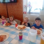 Dzień pizzy- dzieci przy stole