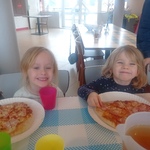 Dzień pizzy- dzieci przy stole