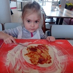 Dzień pizzy- dziecko przy stole