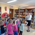 W bibliotece- dzieci poznają bibliotekę szkolną 