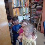 W bibliotece- dzieci poznają bibliotekę szkolną 