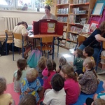 W  bibliotece- dzieci oglądają teatrzyk kamishibai