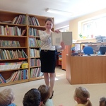 W bibliotece- dzieci poznają budowę książki  